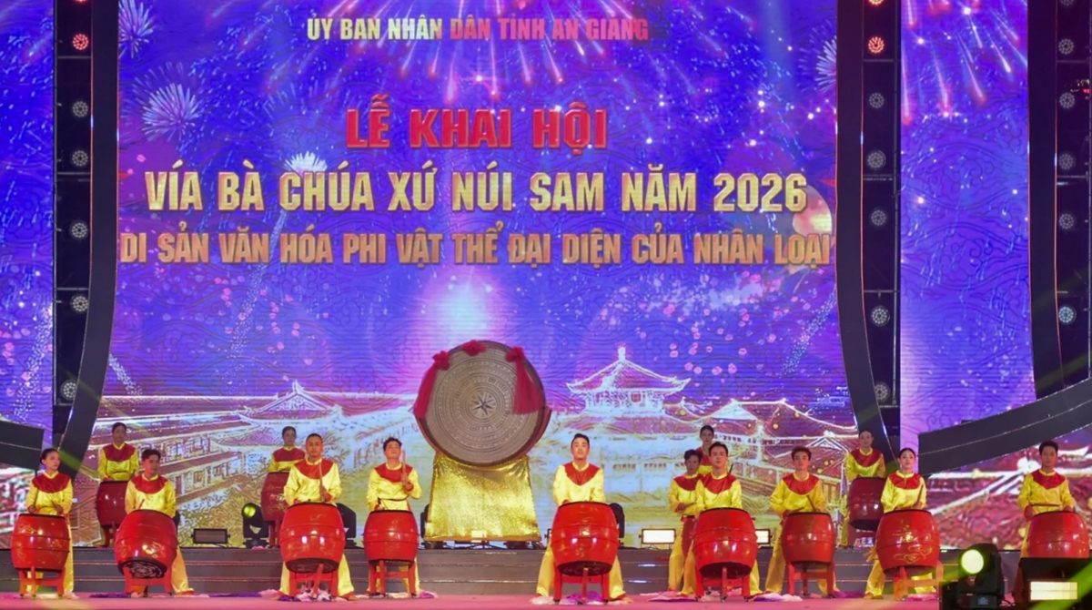 Une troupe de percussionnistes lors de l'ouverture du Festival, le 6 juin dans la province d'An Giang. Photo: Báo An Giang 