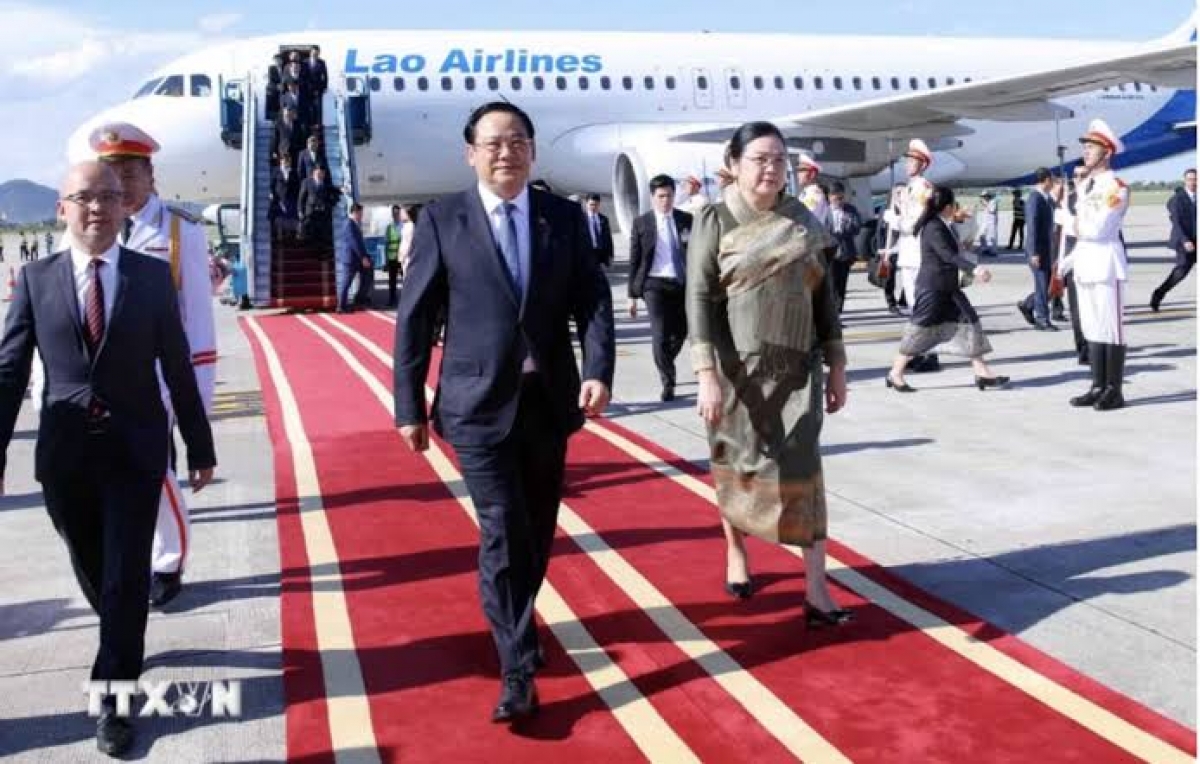 Lao Prime Minister Sonexay Siphandone and his wife arrive in Hanoi for an official visit to Vietnam and attending the third ASEAN Future Forum. (Photo: Pham Kien/VNA)