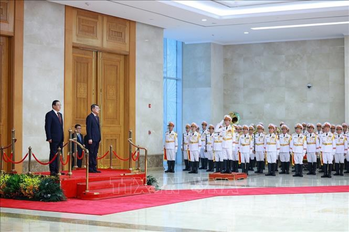 นายกรัฐมนตรีเวียดนาม เลมิงห์ฮึงเป็นประธานในพิธีต้อนรับนายกรัฐมนตรีลาว สอนไซ สีพันดอน (TTXVN)