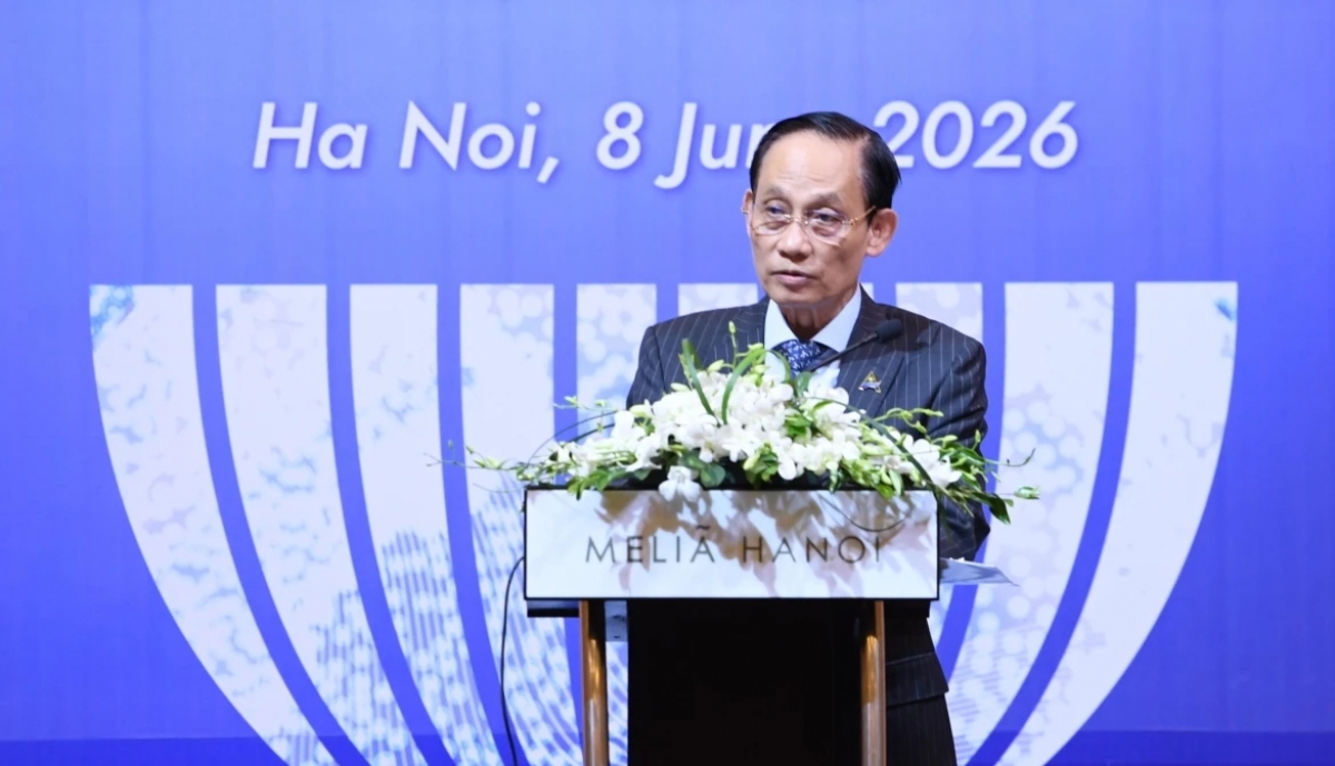 Menlu Le Hoai Trung menyampaikan pidato di depan simposium tersebut (Foto: VOV)