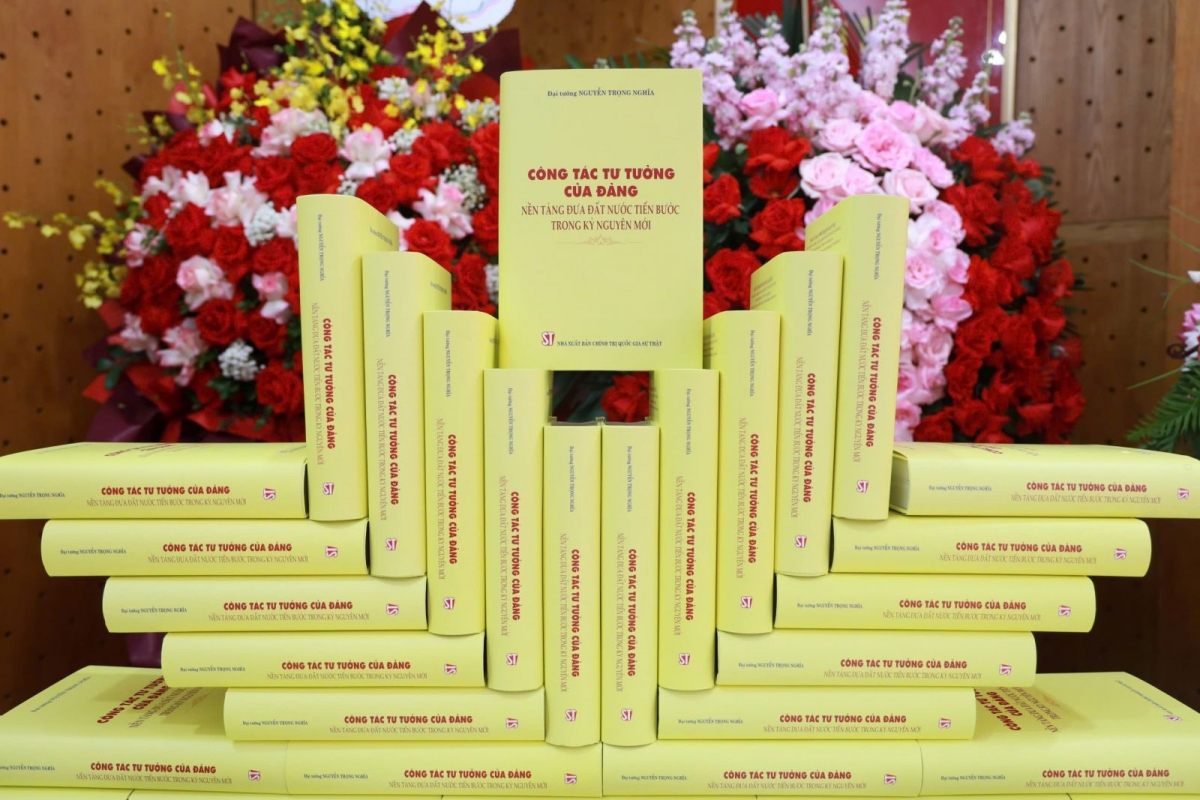 Cuốn sách “Công tác tư tưởng của Đảng - Nền tảng đưa đất nước tiến bước trong kỷ nguyên mới” của Đại tướng Nguyễn Trọng Nghĩa, do Nhà xuất bản Chính trị quốc gia Sự thật xuất bản. Ảnh: nxbctqg.org.vn