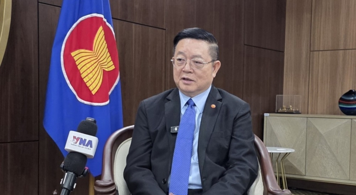 ASEAN Secretary-General Kao Kim Hourn in an interview with the Vietnam News Agency's resident correspondents in Jakarta. (Photo: VNA)