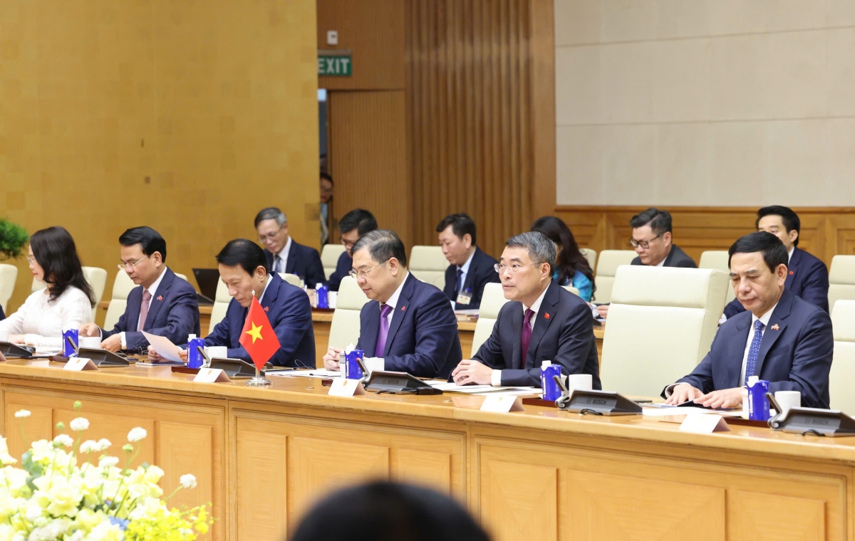Prime Minister Le Minh Hung and Lao Prime Minister Sonexay Siphandone hold talks. Photo: VOV