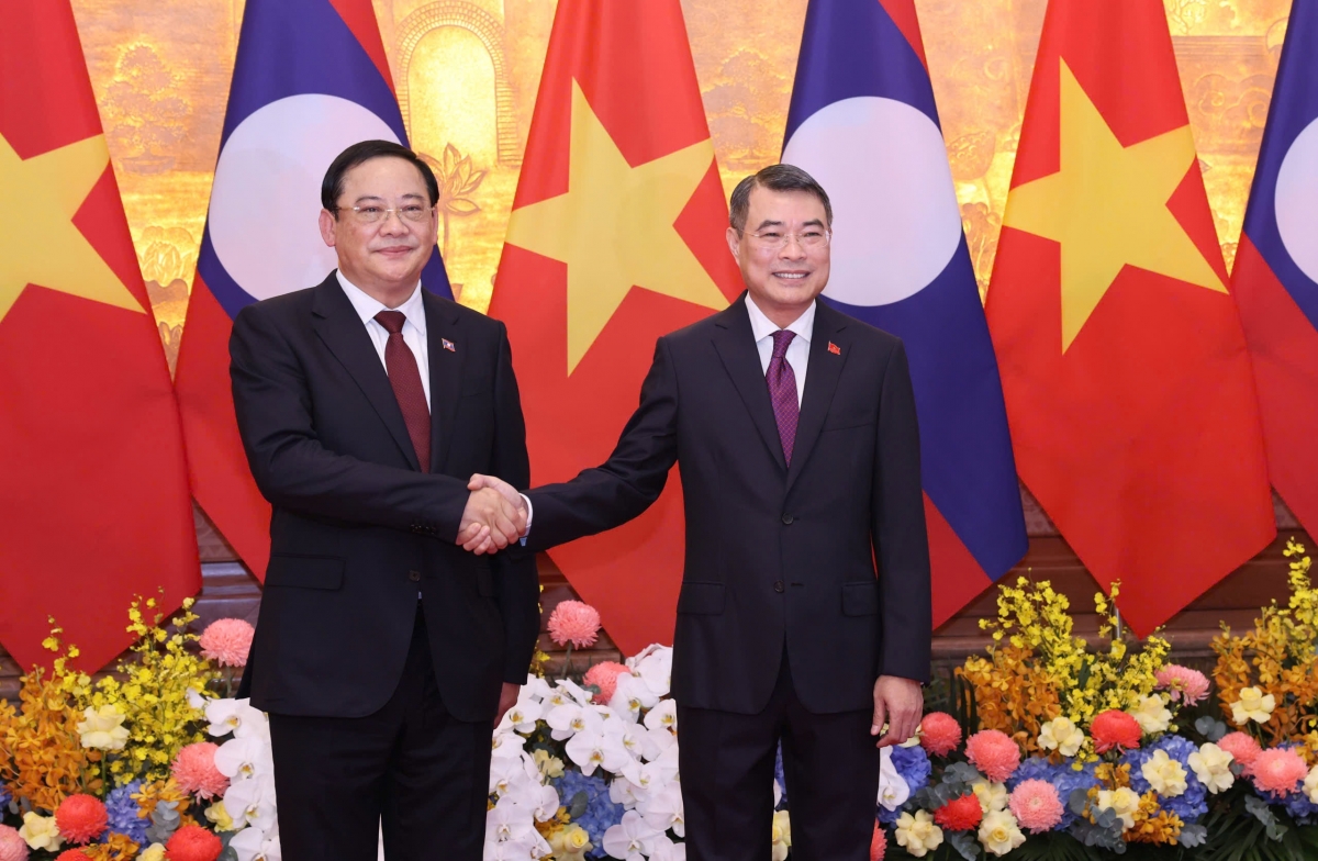 El primer ministro de Vietnam, Le Minh Hung (d.), y su homólogo laosiano, Sonexay Siphandone (i.). Foto: VOV