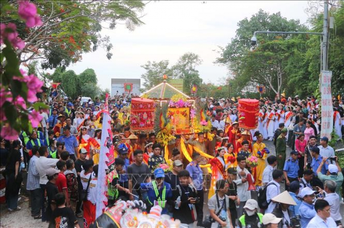 Hàng ngàn du khách và nhân dân tham cùng dự Lễ phục hiện rước tượng Bà Chúa Xứ núi Sam từ đình núi Sam xuống Miếu Bà. Ảnh: Công Mạo/TTXVN