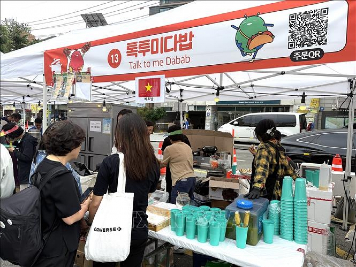 베트남 전통 음식을 선보인 베트남 음식 부스가 수많은 현지 주민과 외국인 관광객들의 발길을 사로잡고 있다. (사진: 베트남 통신사)