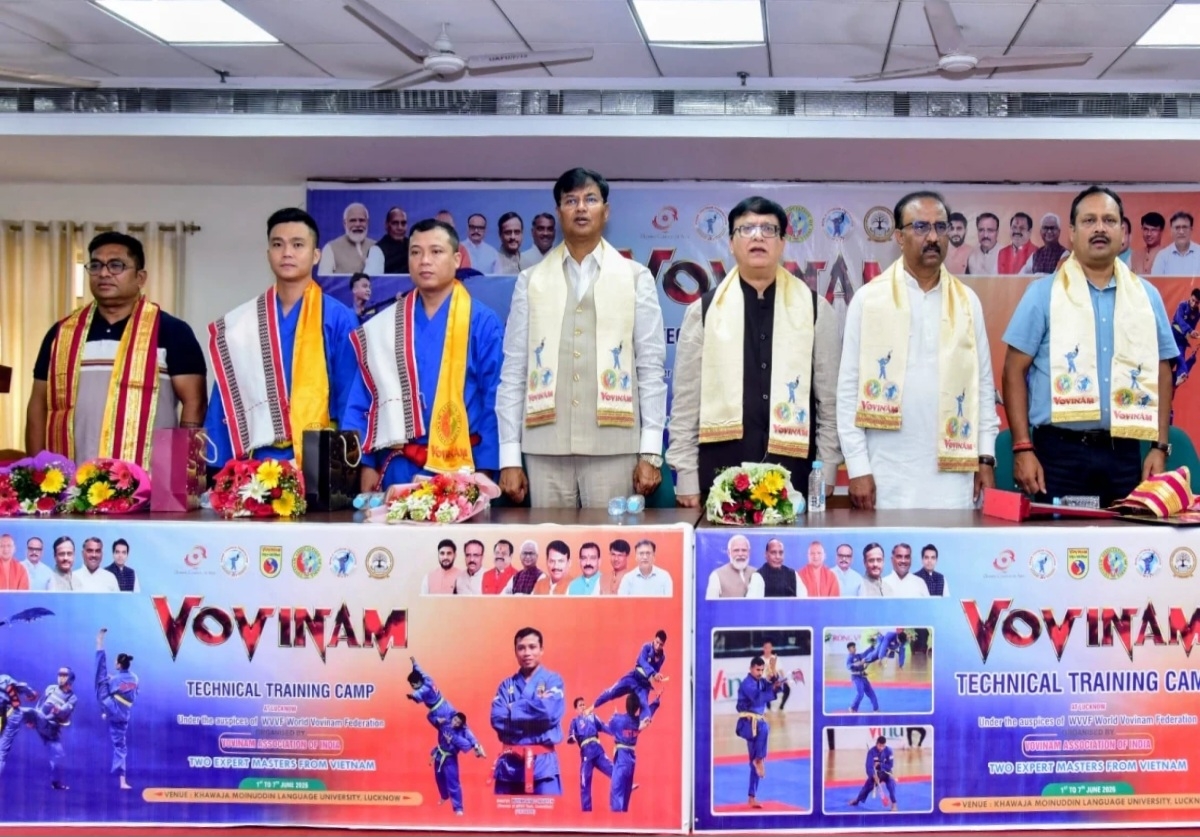 Chủ tịch Hiệp hội Vovinam Ấn Độ kiêm Tổng thư ký Liên đoàn Vovinam Châu Á Praveen Garg (Áo xanh, bên phải ngoài cùng); Võ sư Huỳnh Khắc Nguyên, Giám đốc kỹ thuật Liên đoàn Vovinam Thế giới (Thứ 3 từ trái sang) và Phạm Chí Thịnh, Huấn luyện viên thuộc Uỷ ban Kỹ thuật Liên đoàn Vovinam Việt Nam (Thứ 2 từ trái sang). Ảnh: VOV
