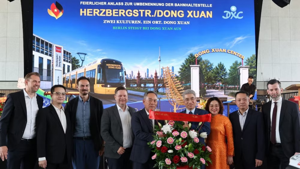  Đại sứ Nguyễn Đắc Thành và Phu nhân tặng hoa chúc mừng ông Nguyễn Văn Hiền, Tổng giám đốc Trung tâm Thương mại Đồng Xuân Berlin. Ảnh: TTXVVN