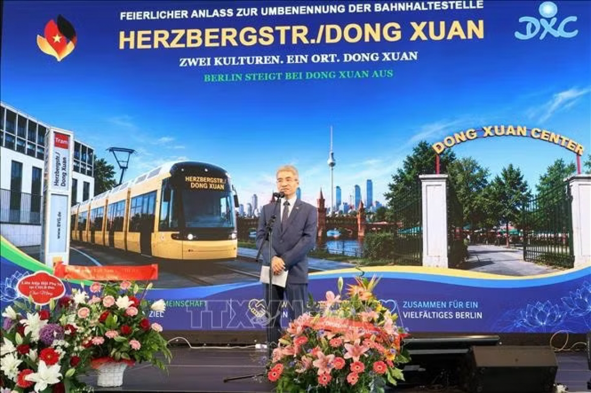 Der vietnamesische Botschafter Nguyen Dac Thanh hält seine Rede bei der Zeremonie. (Foto: VNA)