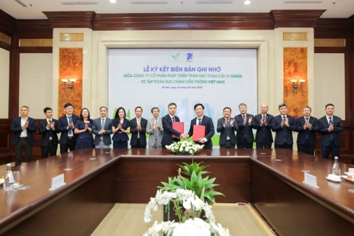 Đại diện V-Green và VNPT tại lễ ký hợp tác. Ảnh: V-Green