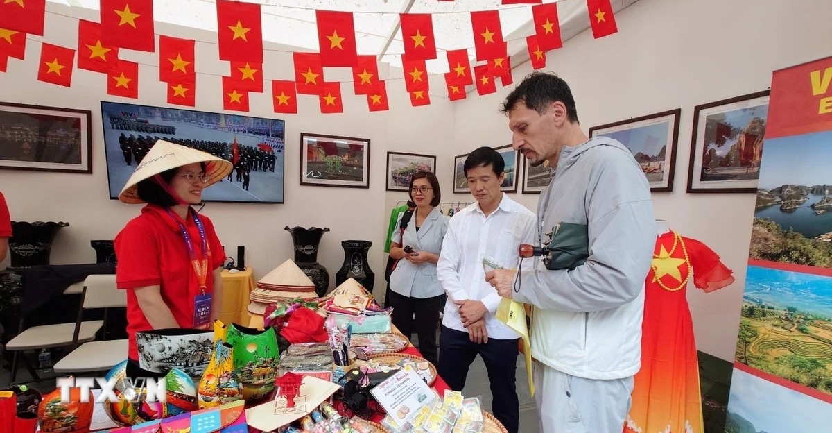 Visitors learn about Vietnamese handicrafts at the event. (Photo: Phi Hung/VNA)