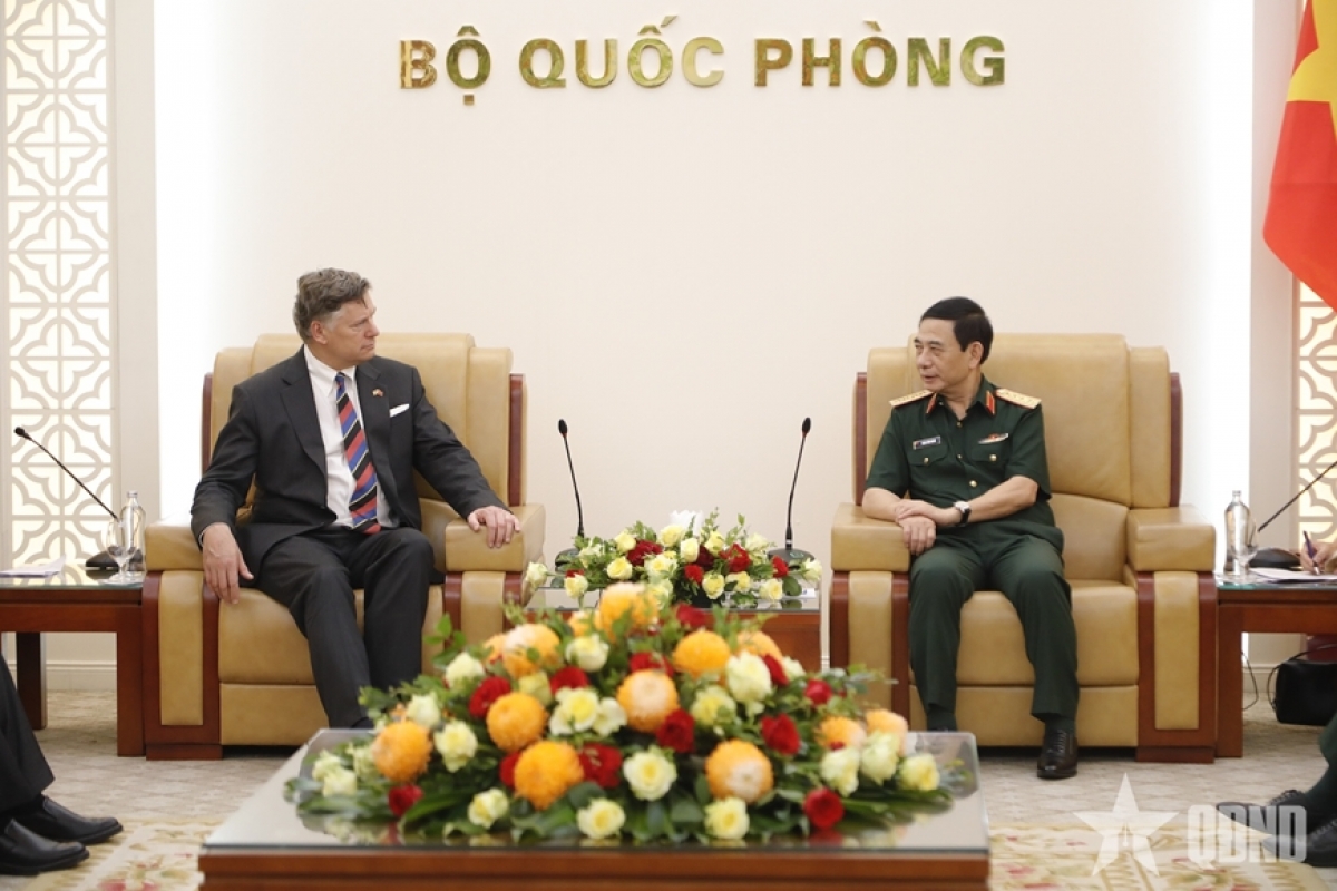 越南政府副总理兼国防部长潘文江大将会见美国副国务卿克里斯托弗·兰道。