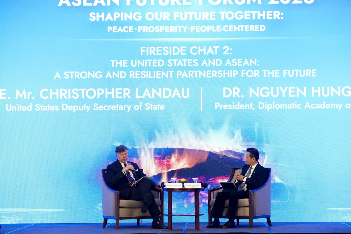 6月10日、ASEAN未来フォーラムの枠内で、クリストファー・ランドー米国務副長官は、ベトナム外交アカデミーのグエン・フン・ソン学長と面会した(写真：Khanh Huy/Hanoi Moi)