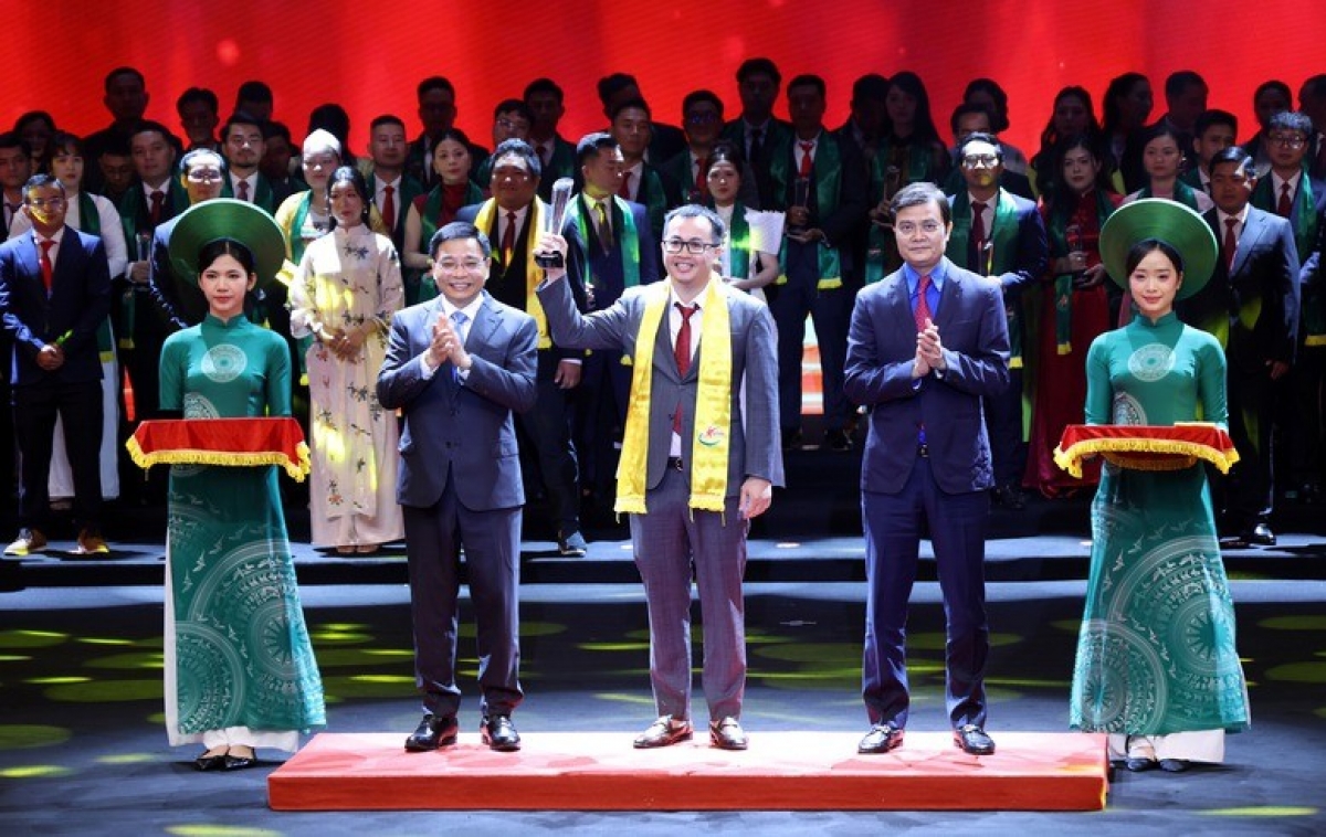 Deputy Prime Minister Nguyen Van Thang presents the trophy of Outstanding Young Start-up Entrepreneurs 2026. (Photo: VGP/Duc Tuan)