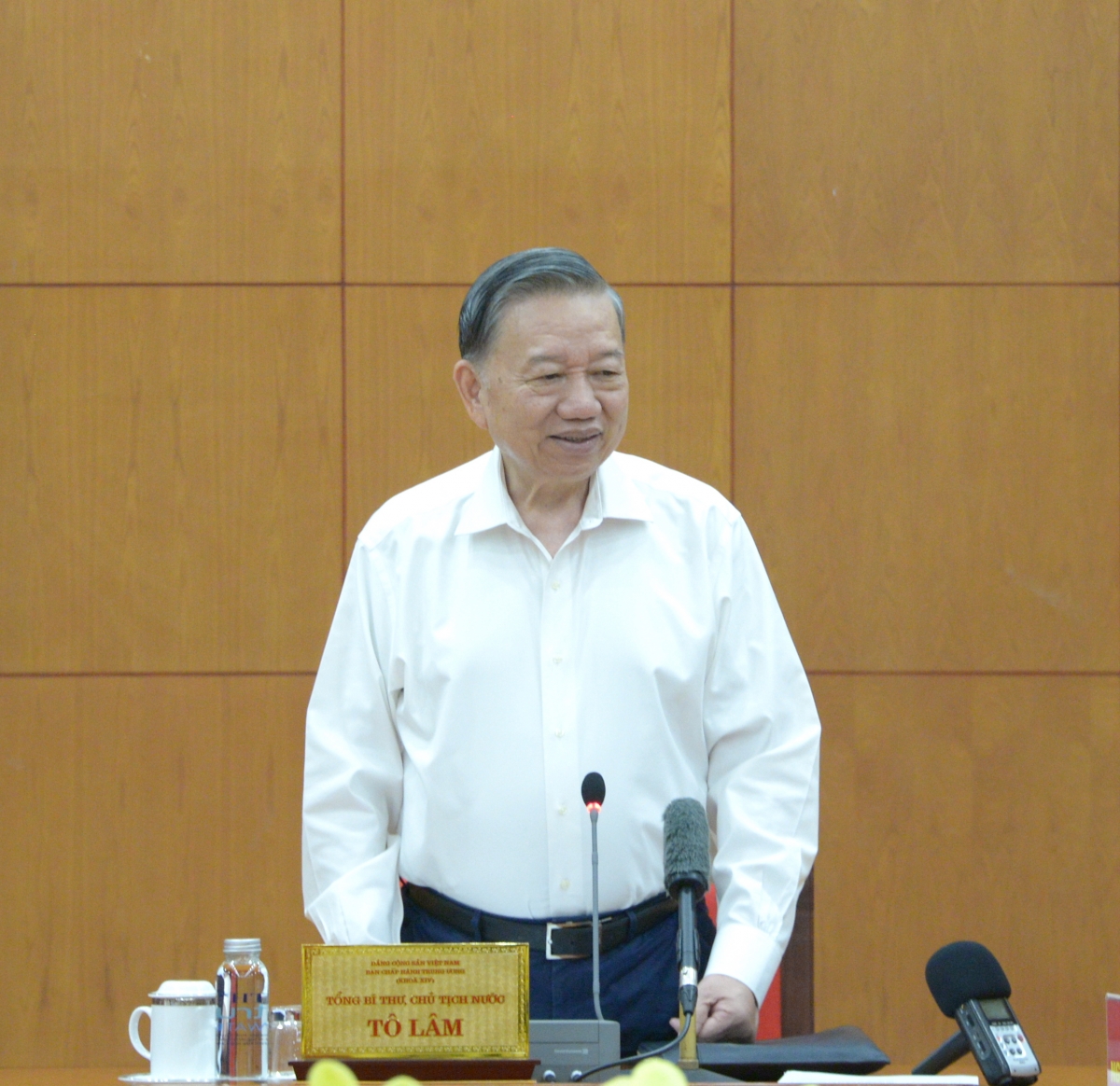 General Secretary and President To Lam speaks at the working session. Photo: VOV