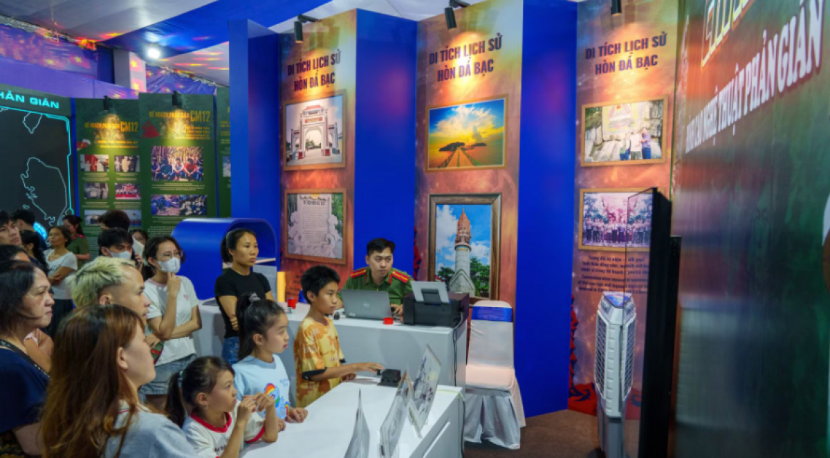 "Cyber Security Wall" is part of an event series called "A Peaceful Nation", which commemorates the 80th anniversary of the Traditional Day of the People's Security Forces (July 12). The program was held in Da Nang city from April 30 to May 3, 2026. In photo: Children and visitors join an interactive session to learn more about cyber security. (Photo: quochoi.vn)