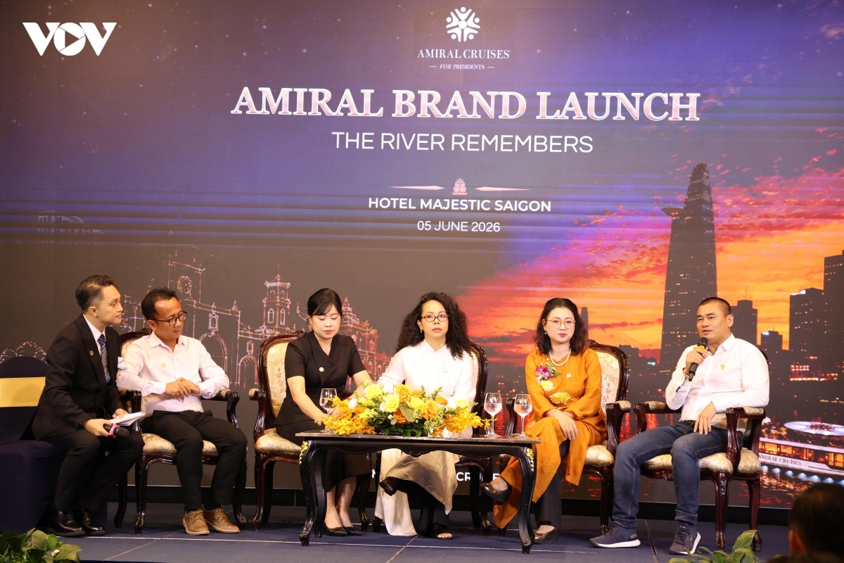 Pham Ha, a representative of the cruise operator (right) introduces the Amiral Cruises for Presidents. (Photo: Ty Huynh/VOV)