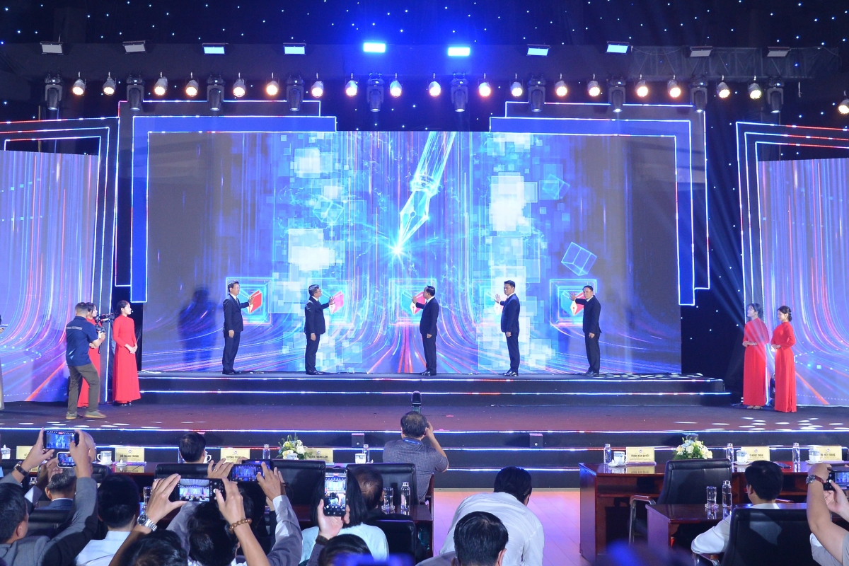 2026 전국 언론 대회 개막 의식을 진행하고 있는 찐 반 꾸옛 위원장과 주요 내빈들