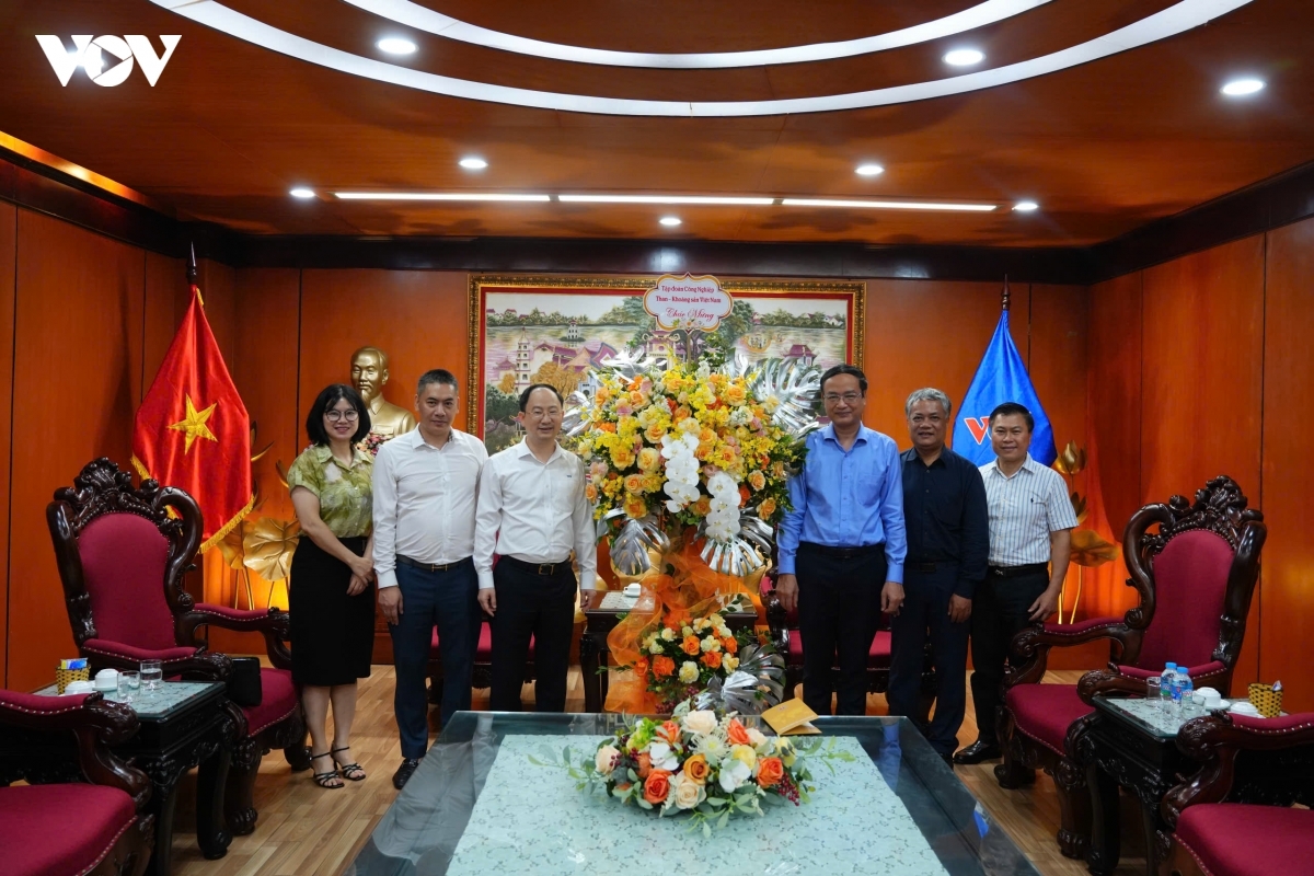 Đại diện tập đoàn Than - Khoáng sản Việt Nam tặng hoa chúc mừng VOV.