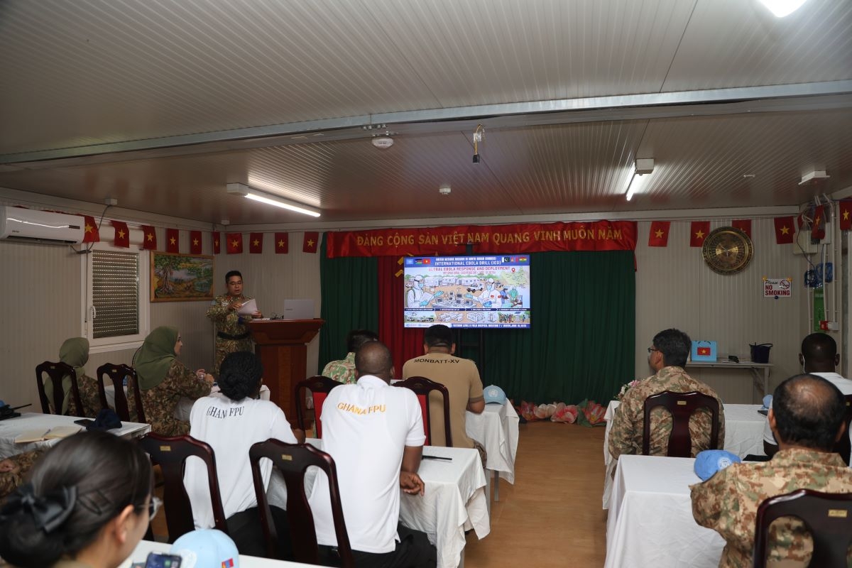L’Hôpital de campagne de niveau 2 n°7 du Vietnam, déployé auprès de la UNMISS, organise un atelier consacré à la lutte contre Ebola. Photo: UNMISS