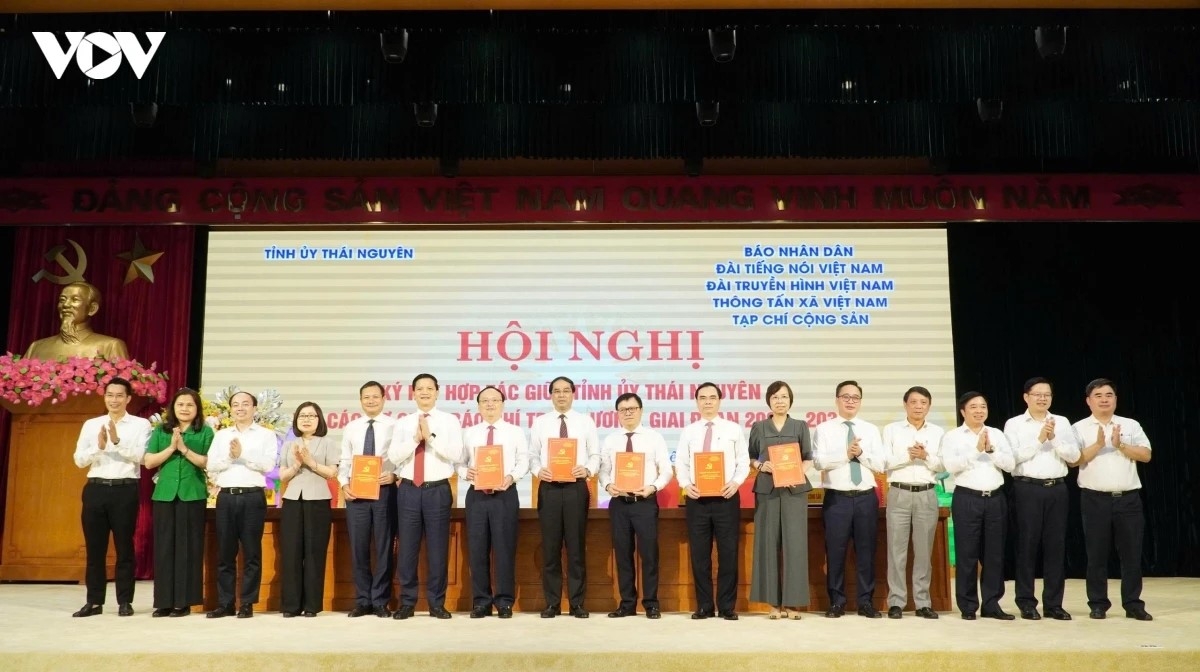Các đại biểu thực hiện nghi lễ ký kết. Ảnh: Cao Thắng/VOV