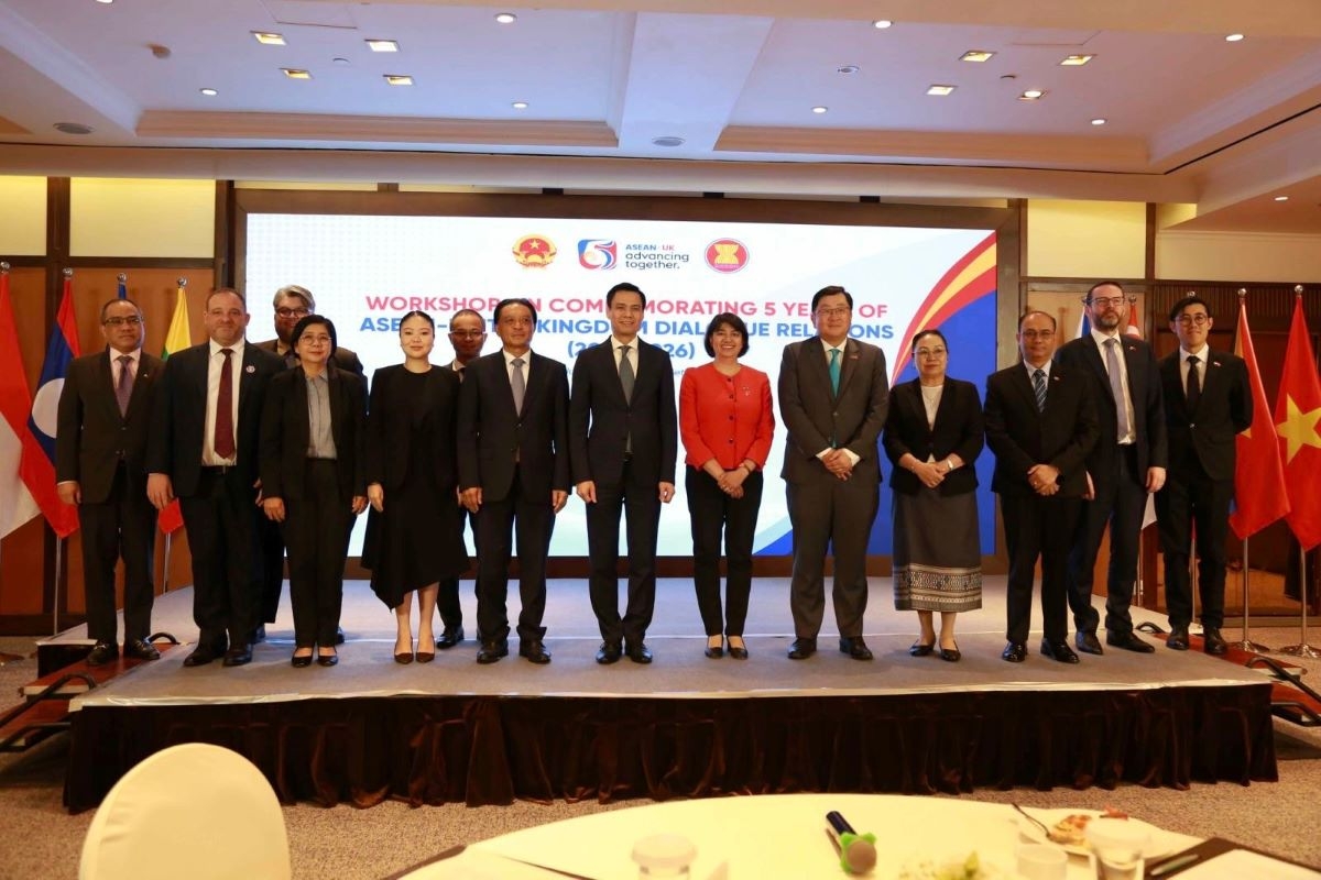 Delegates attending the a workshop commemorating the 5th anniversary of ASEAN-UK Dialogue Partnership (2021-2026) take a commemorative photo on June 10, 2026 in Hanoi. (Photo: Ministry of Foreign Affairs)