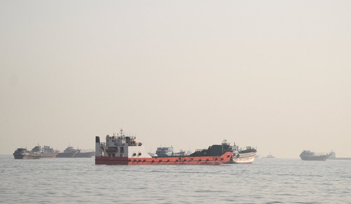 Kapal-kapal berada di Selat Hormuz, yang dipantau dari Musandam, Oman, pada 10 Juni 2026. (Foto: REUTERS/Stringer)