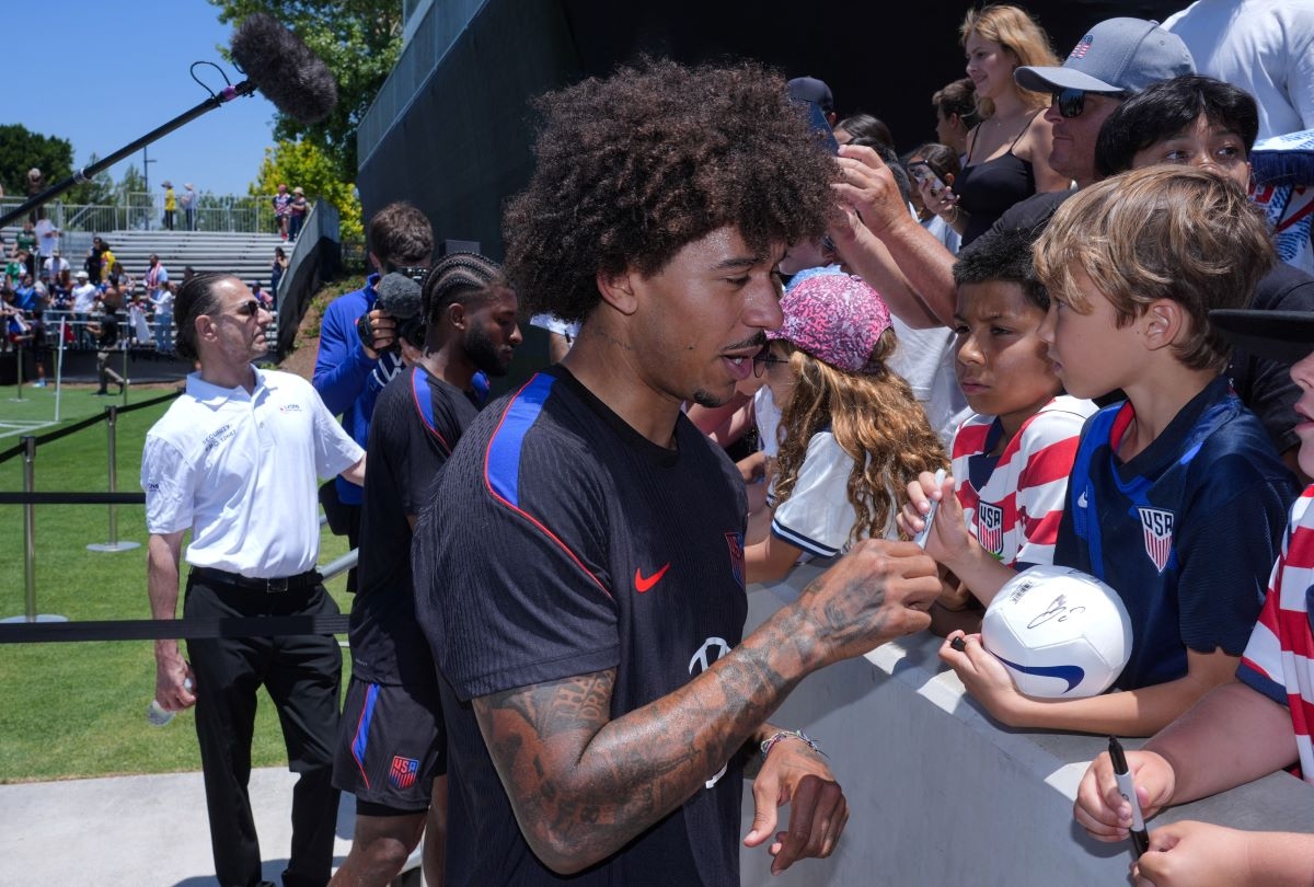Chris Richards of the US signs an autograph for a fan during training, June 8, 2026. (Photo: REUTERS/Kirby Lee)