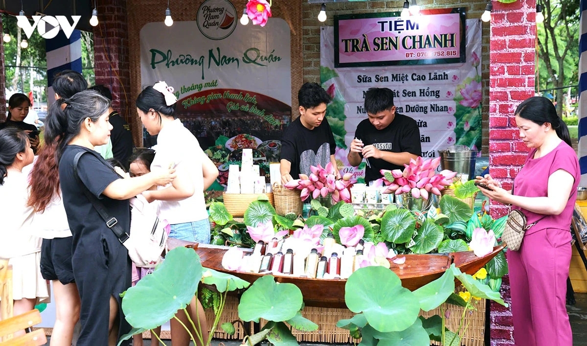 Một quầy giới thiệu trà sen và văn hóa trà tại lễ hội.