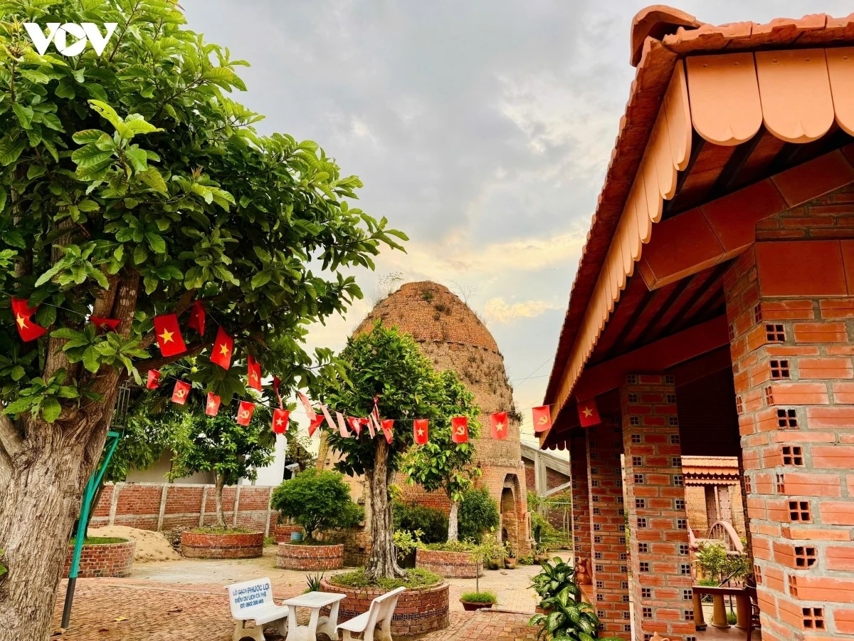 He has urged local authorities to help promote his kiln, offer training in tourism and services for residents, and upgrade roads in Nhon Phu commune to better accommodate large tour groups. (Photo: Hai Nam/VOV)