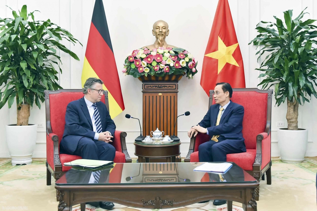 Außenminister Le Hoai Trung empfängt Staatssekretär im Auswärtigen Amt der Bundesrepublik Deutschland, Géza Andreas von Geyr. (Foto: Internationale Zeitung)
