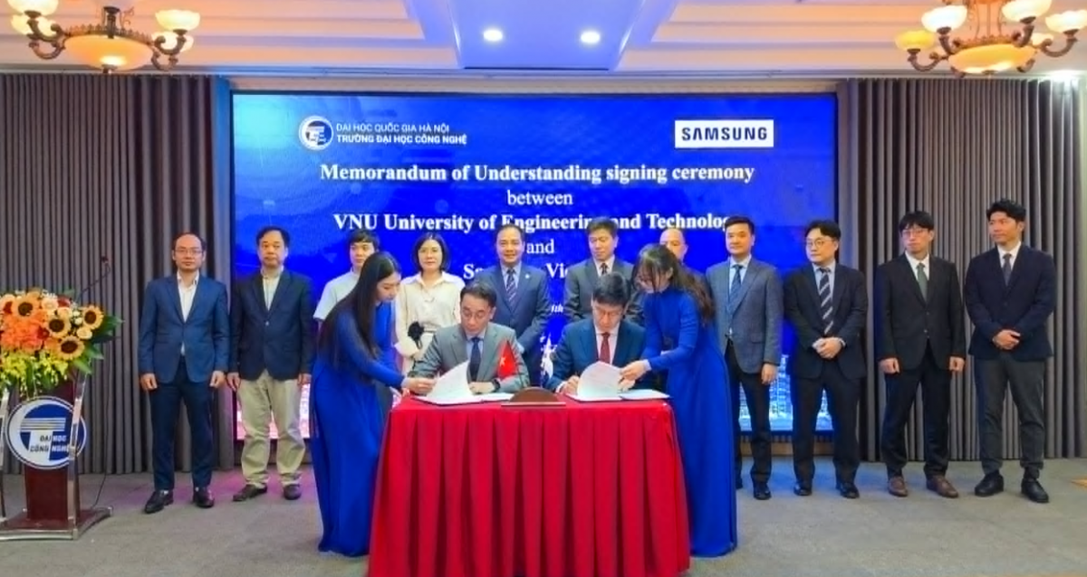 Ông Na Ki Hong, Tổng Giám đốc Samsung Việt Nam (phải), và GS.TS. Chử Đức Trình, Hiệu trưởng Trường Đại học Công nghệ - ĐH Quốc gia Hà Nội, ký kết Biên bản ghi nhớ hợp tác giai đoạn 2026-2028. Ảnh: VGP/Nguyễn Đức