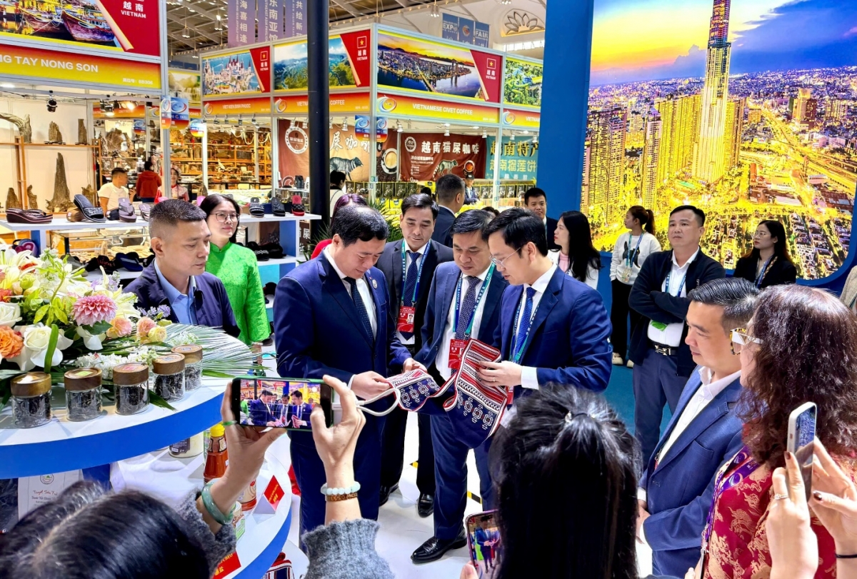 Đoàn đại biểu của Bộ Công Thương tại gian hàng của Việt Nam tại hội chợ. Ảnh: Bộ Công thương