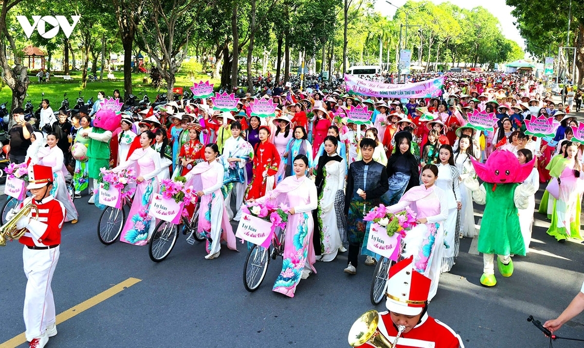 Phụ nữ phường Cao Lãnh mít tinh chào mừng lễ hội.