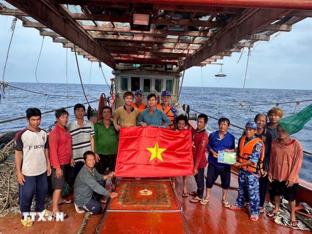 Maritime law enforcement forces of Ho Chi Minh City present national flags and conduct IUU fishing awareness campaigns for fishermen operating at sea (Photo: VNA)