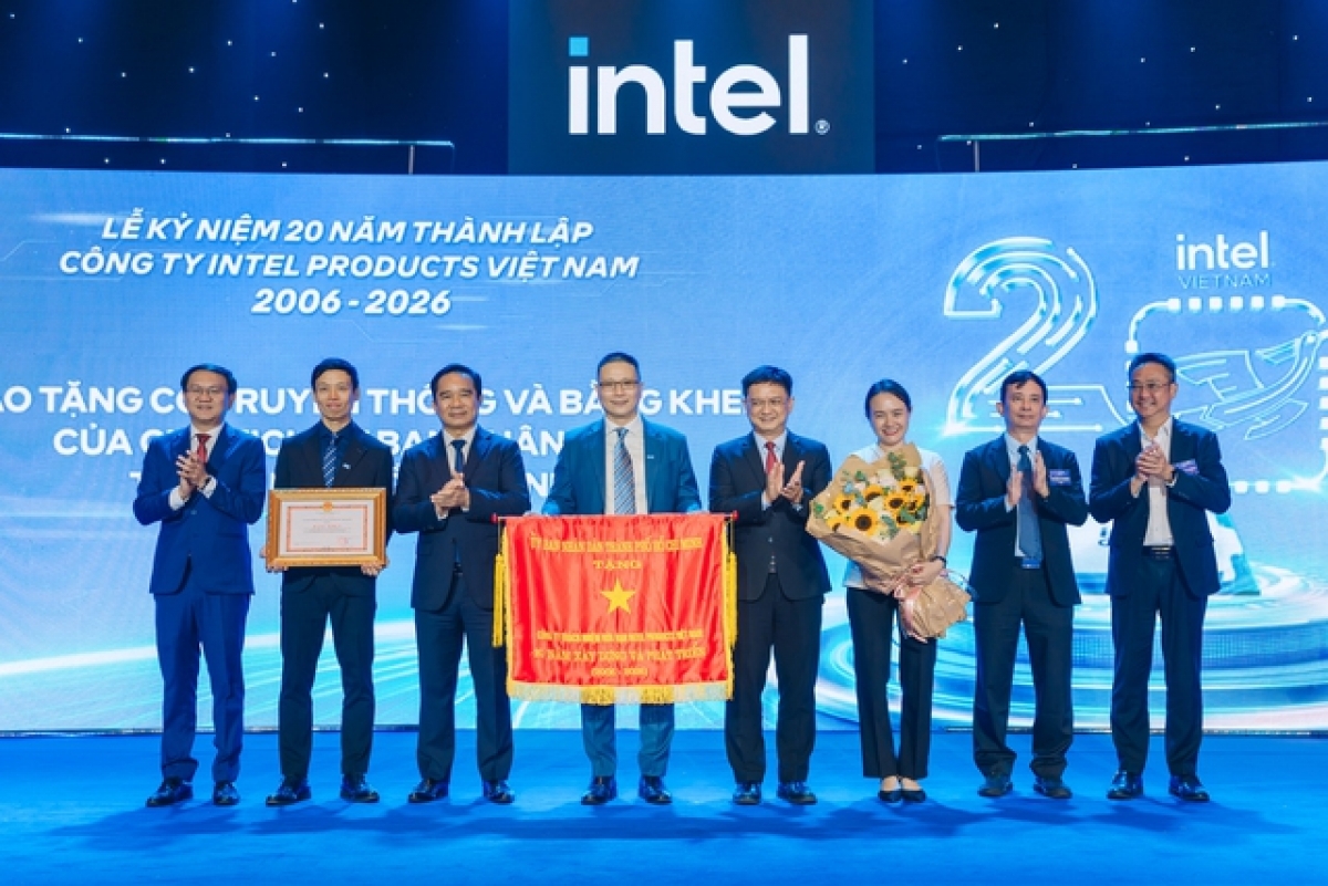 Ho Chi Minh City leaders present a traditional flag and certificate of merit to Intel. Photo: Nguoi Lao Dong Newspaper.