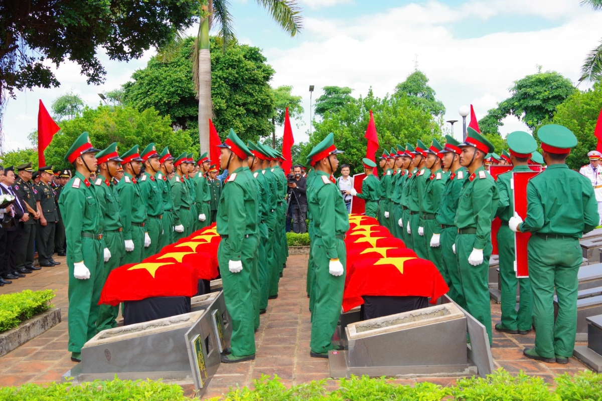 Trong không khí trang nghiêm, 18 hài cốt liệt sĩ là quân tình nguyện và chuyên gia Việt Nam hy sinh trong các thời kỳ chiến tranh ở Campuchia đã được đưa về với đất mẹ. Ảnh: TTXVN