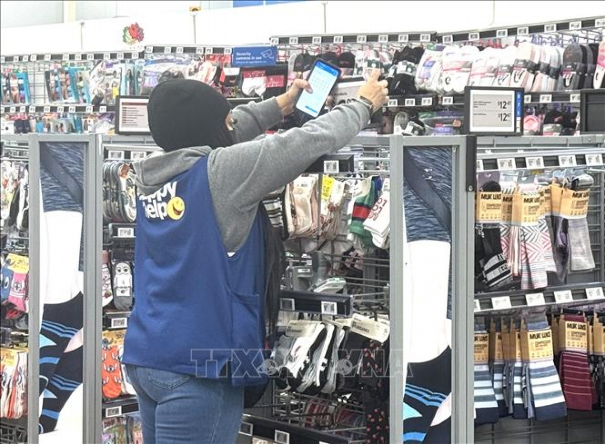 アメリカの首都ワシントンD.C.のスーパーマーケットで商品を整理する作業員（写真：Đoàn Hùng/TTXVN）