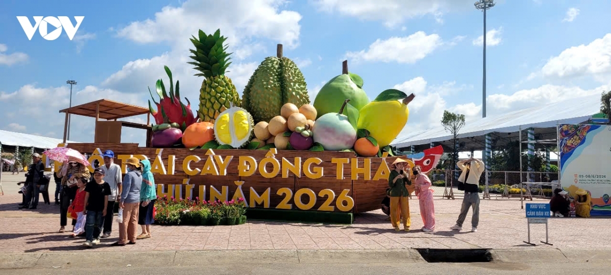 Gian hàng giải khát từ trái cây chế biến phục vụ khách tham quan.
