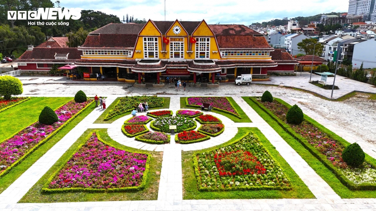 Ga xe lửa Đà Lạt là một công trình kiến trúc cổ kính được xây dựng từ năm 1935 đến năm 1938. Nơi này nằm giữa trung tâm Đà Lạt sầm uất. Nhiệt độ cao nhất cũng chỉ khoảng 25 đến 27 độ C.