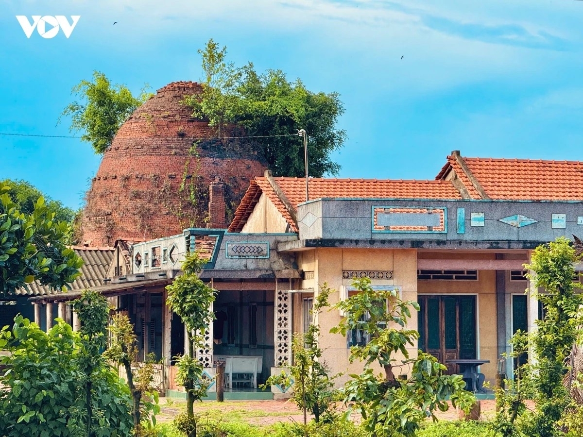 Nhon Phu commune is expected to become a tourist hotspot in Vinh Long province. New attractions have been planned, including a ceramics museum, a tourist waterway, and a riverside square. (Photo: Hai Nam/VOV)