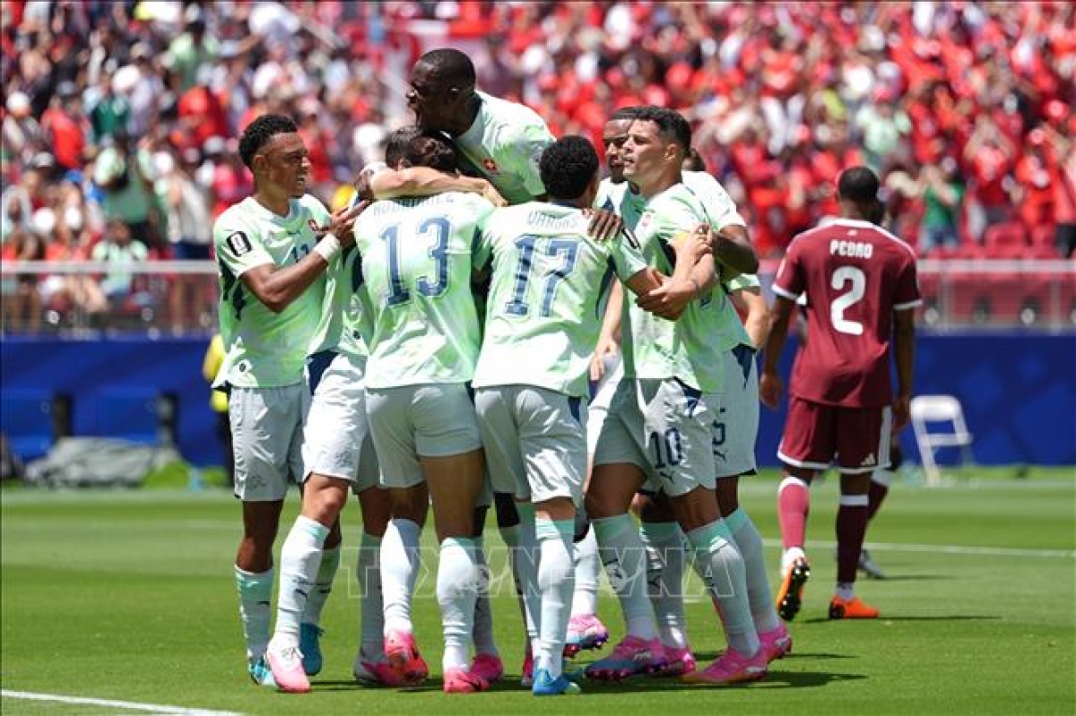 Switss players celebrate striker Breel Embolo’s opening goal during the match. (Photo: Anadolu Agency/VNA)