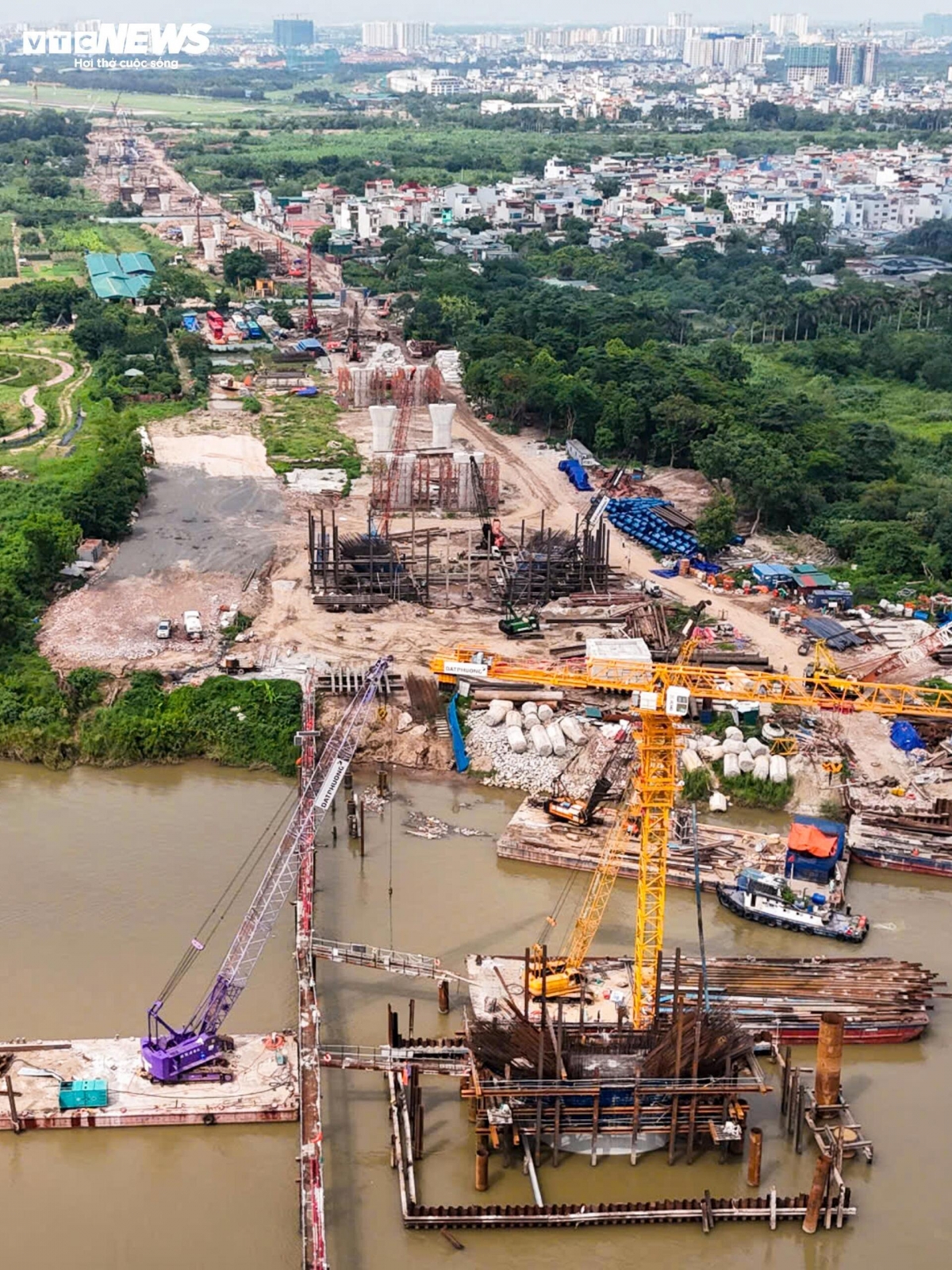 Tại khu vực phía Long Biên, các hạng mục từ trụ TC5 đến nút giao Cổ Linh hiện đã có đầy đủ mặt bằng để triển khai thi công. Theo đơn vị tư vấn giám sát, các phần việc đang được thực hiện đúng kế hoạch, một số hạng mục đạt tiến độ cao hơn dự kiến và hướng tới mục tiêu đưa dự án về đích trong năm 2027. Bên cạnh những kết quả đạt được, quá trình thi công vẫn đối mặt với một số khó khăn như giá nguyên vật liệu tăng, mật độ phương tiện lưu thông lớn quanh khu vực công trường và thời tiết nắng nóng kéo dài.