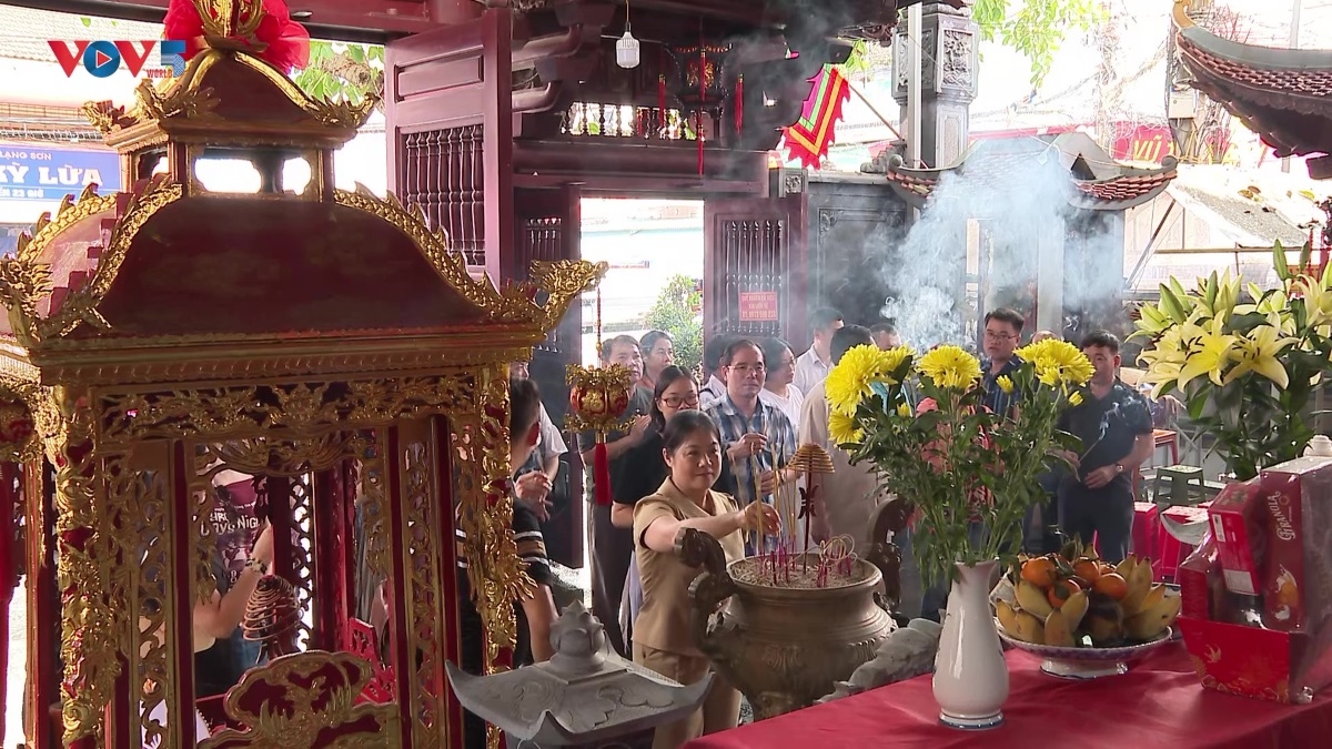 ແຂກ​ທ່ອງ​ທ່ຽວ​ຈູດ​ທູບ​ໃຕ້​ທຽນ​ຢູ່​ວິ​ຫານ ຕ່າ​ຝູ  (ພາບ: VOV5)