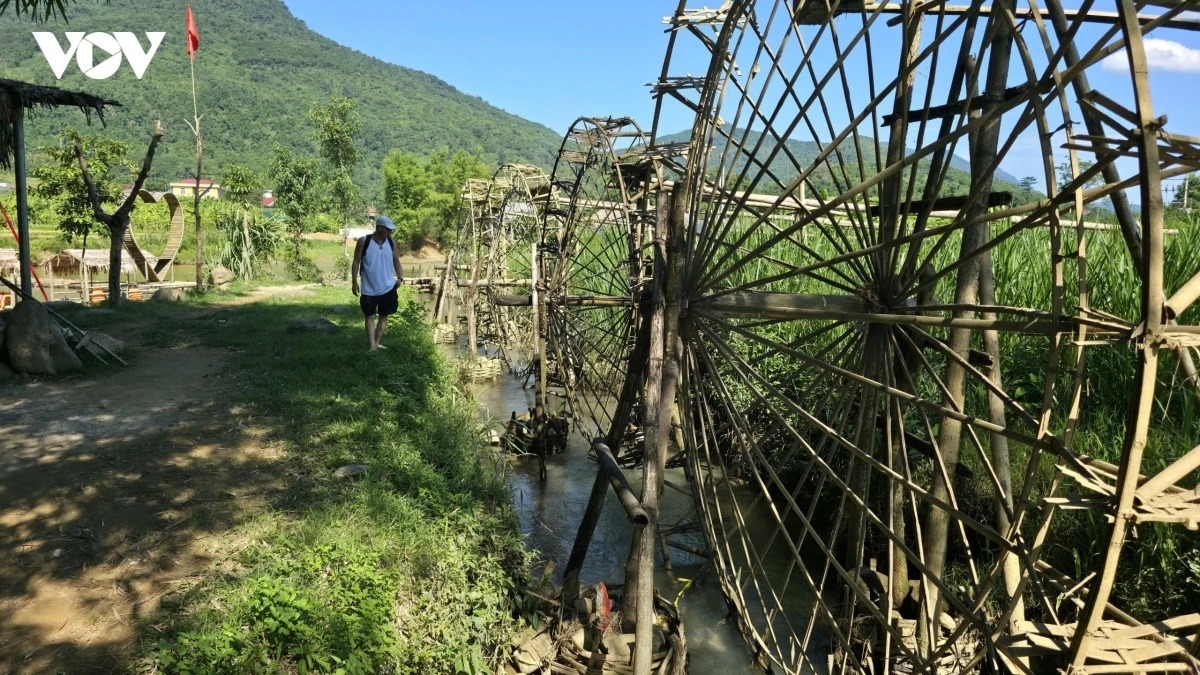 ມີແຂກທ່ອງທ່ຽວຫຼາຍຄົນເມື່ອມາ ຟູລວງ ກໍ່ເພີດເພີນໃຈເມື່ອເຫັນກົງພັດນ້ຳເຮັດຈາກໄມ້ໃຜ່ຂອງພໍ່ແມ່ປະຊາຊົນຊາວເຜົ່າ ຜູ້ໄທ ຕັ້ງຢູ່ລຽບຕາມບັນດາຫ້ວຍນ້ຳໃນບ້ານ.