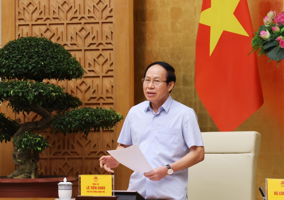 Deputy Prime Minister Le Tien Chau speaks at a meeting the review the progress of border-area boarding school projects, Hanoi, June 19, 2026. (Photo: VGP/Thu Sa)