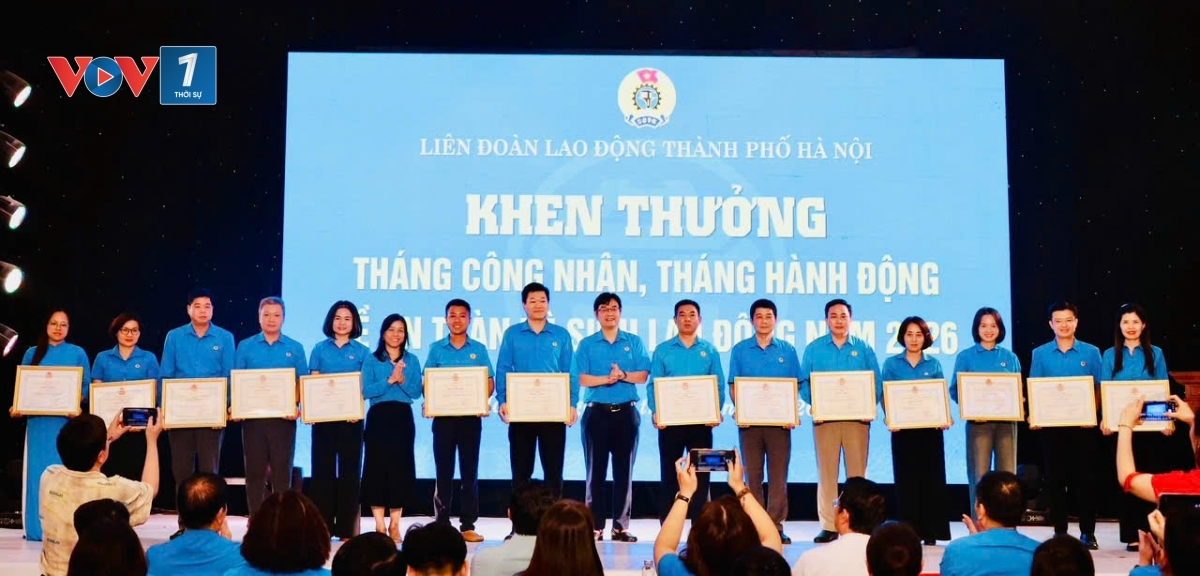 하노이시 노동연맹은 2024~2025년 기간 ‘문화 표준 인증을 달성한 기관, 단체 및 기업’ 타이틀을 40개 단위에 수여했다. (사진: VOV)