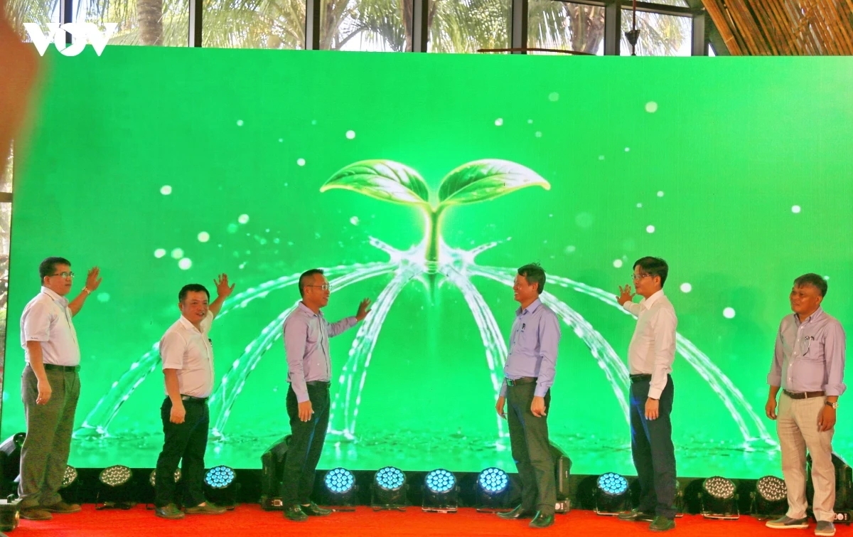Delegates launch the "1 Billion Green" campaign. (Photo: VOV)
