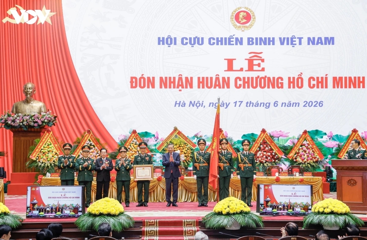 Sekjen sekaligus Presiden To Lam memberikan Bintang Ho Chi Minh kepada Legiun Veteran Perang Vietnam.