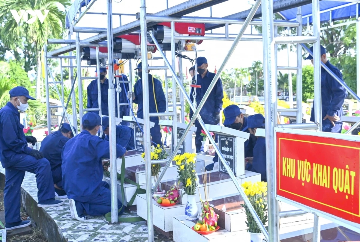 Officers and soldiers of the special task force excavate and collect samples in Tran Van Thoi commune Martyrs' Cemetery in Ca Mau province. (Photo: VOV)